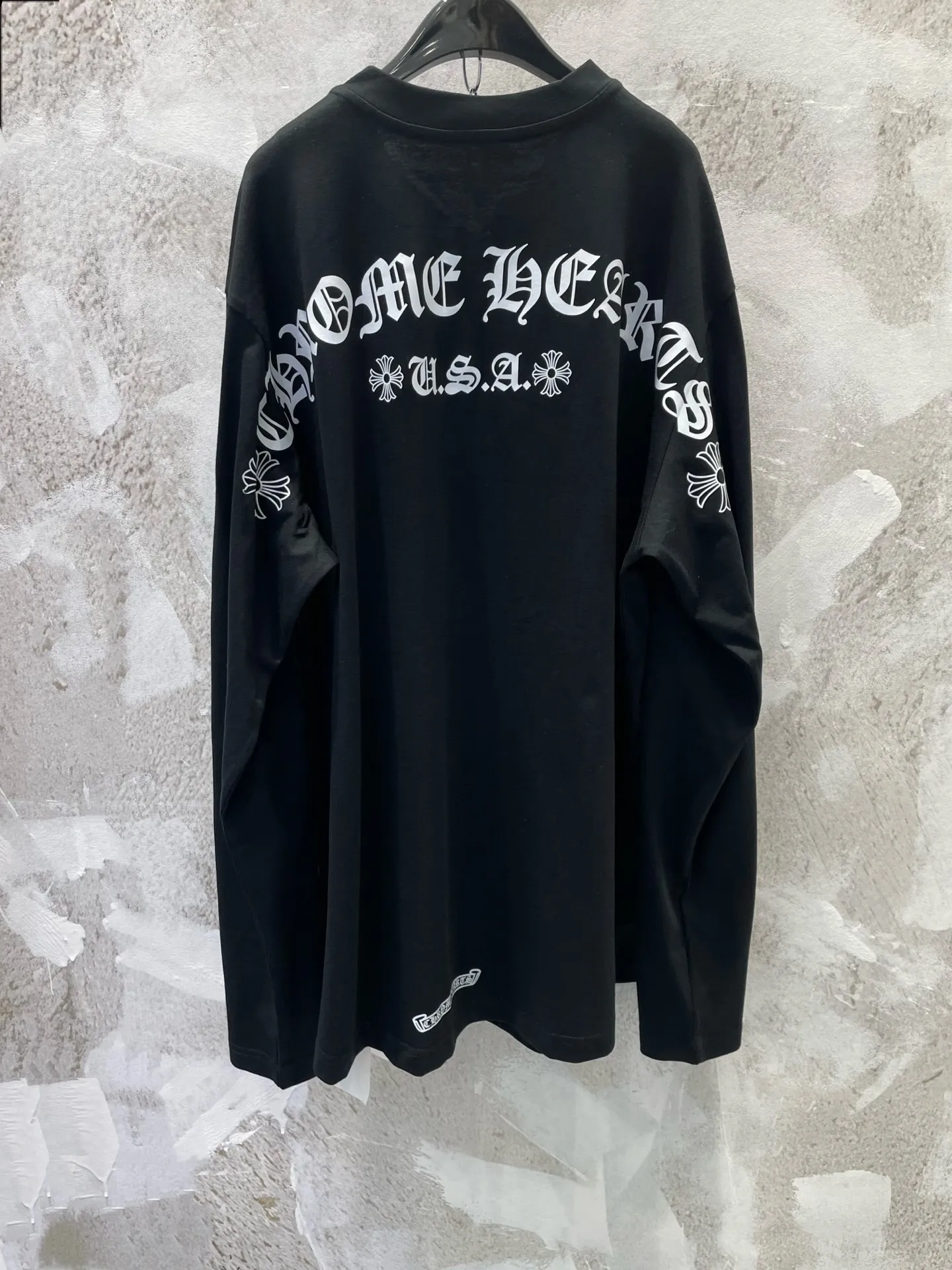 P370 Chrome Hearts Black Cross Flower Silver Button Henley Collar Long Sleeve, 220G pure cotton fabric, soft and comfortable, perfect for autumn and winter! Antique silver cross flower buttons on the front + cross flower print on the arms, full of gothic dark style. It has a slim fit and is suitable for both men and women. It looks cool when worn with overalls or jeans, and can be easily worn for daily outings and street wear. Customized accessories + complete three standards, detail control is a must! Size SIZE: S M L